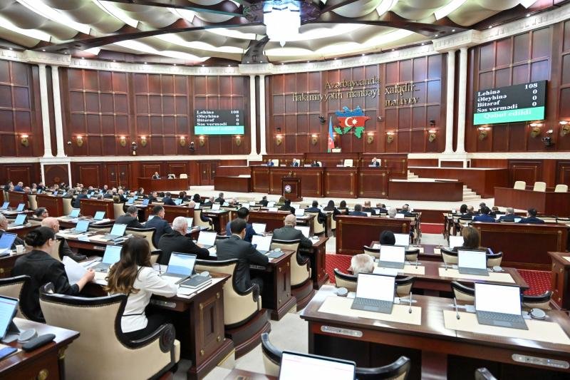 Milli Məclisin iclası başladı