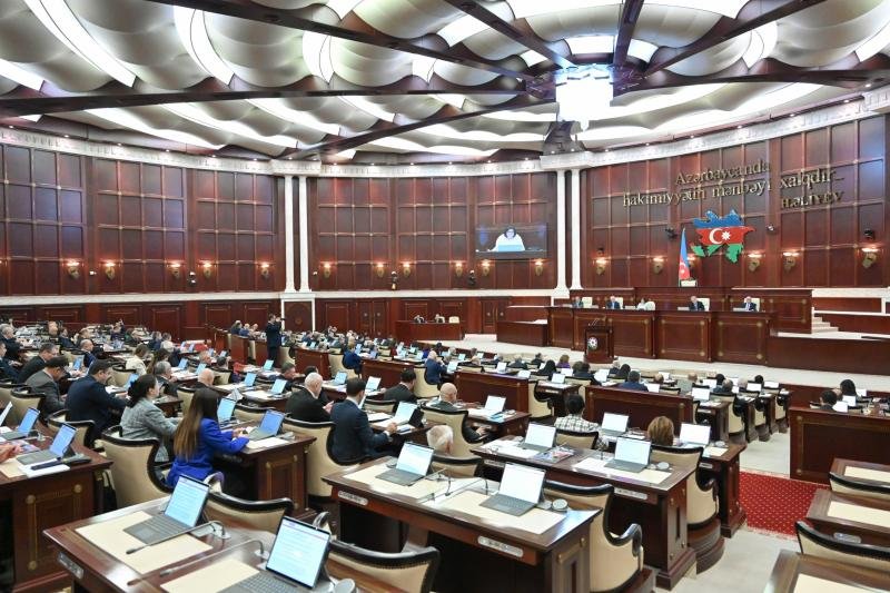 Minimum əməkhaqqı ilə bağlı qanun qəbul edildi