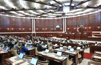 Minimum əməkhaqqı ilə bağlı qanun qəbul edildi