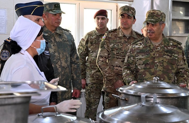 Müdafiə naziri HHQ-nin bölmələrində olub -