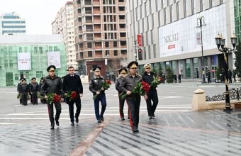 Müdafiə Nazirliyinin rəhbər heyəti "Ana harayı" abidəsini ziyarət edib -