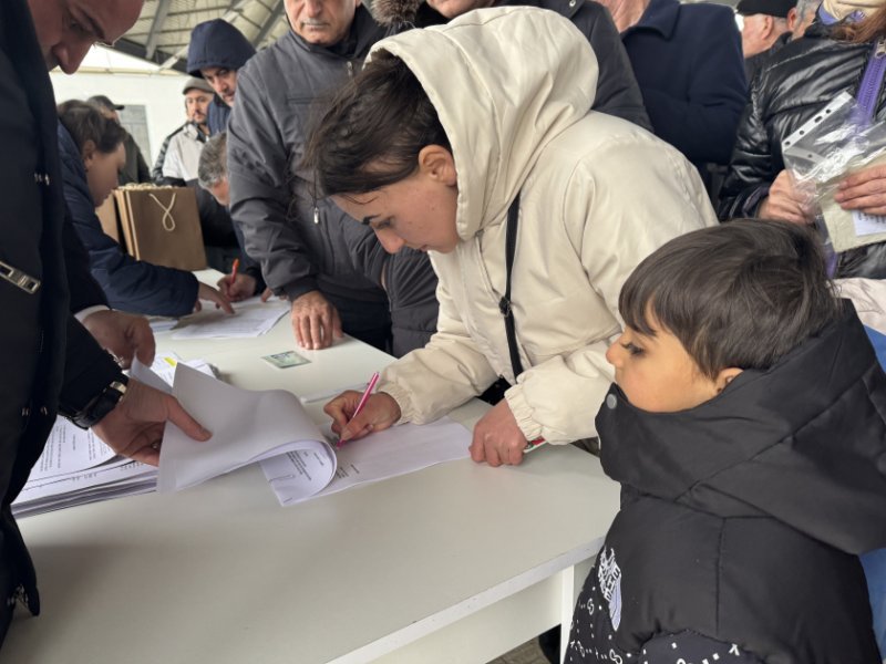 Növbəti köç karvanı Cəbrayılın Horovlu kəndinə çatıb, mənzillərin açarları təqdim olunub -