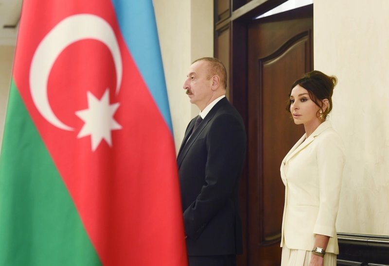 Prezident və Birinci vitse-prezident Xalq şairi Nəriman Həsənzadəni doğum günü münasibətilə təbrik ediblər