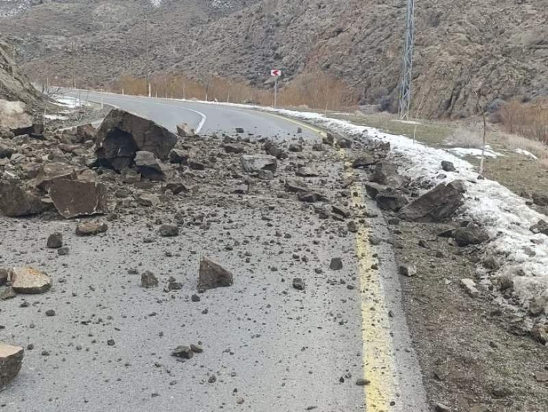 Şahbuzun Biçənək kənd yolunda qaya uçqunu olub
