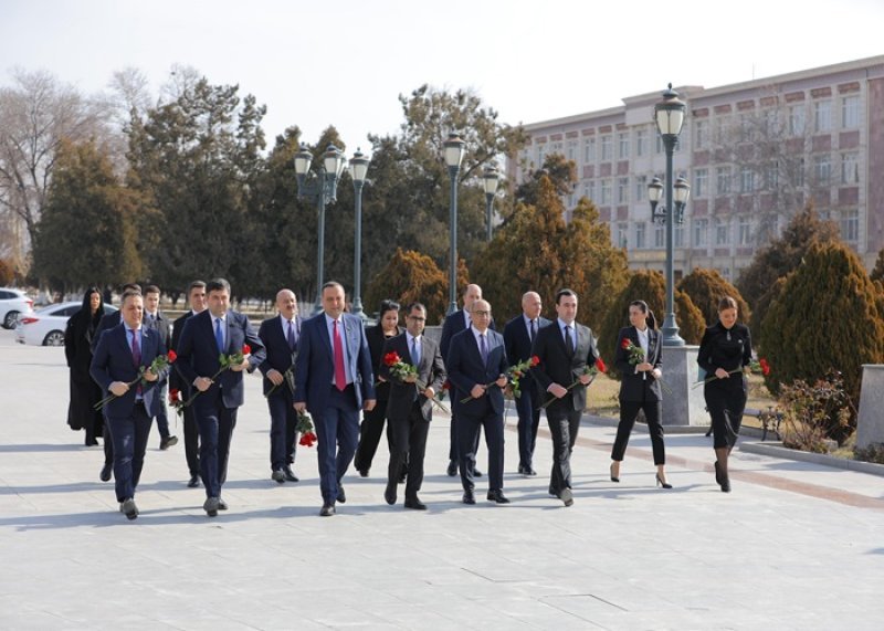 Ümummilli Lider Heydər Əliyevin abidəsi və  Heydər Əliyev Muzeyi ziyarət olunub -