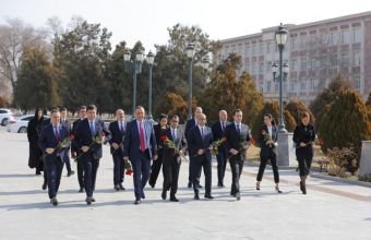 Ümummilli Lider Heydər Əliyevin abidəsi və  Heydər Əliyev Muzeyi ziyarət olunub -