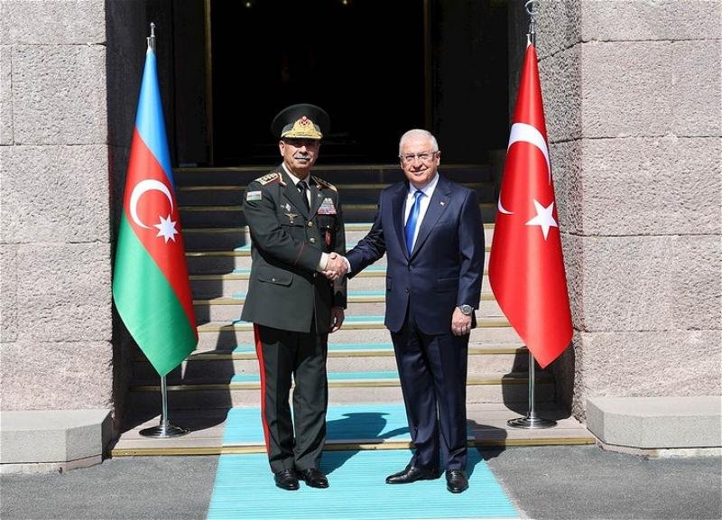 Azərbaycan və Türkiyə müdafiə nazirləri arasında telefon danışığı olub