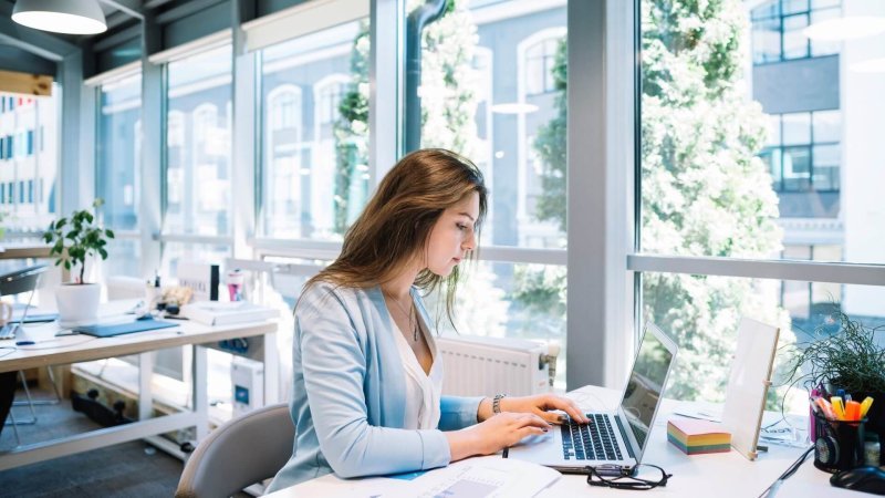 Azərbaycanda ən çox maaş alan qadınlar hansı sahələrdə çalışırlar?