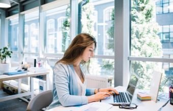 Azərbaycanda ən çox maaş alan qadınlar hansı sahələrdə çalışırlar?