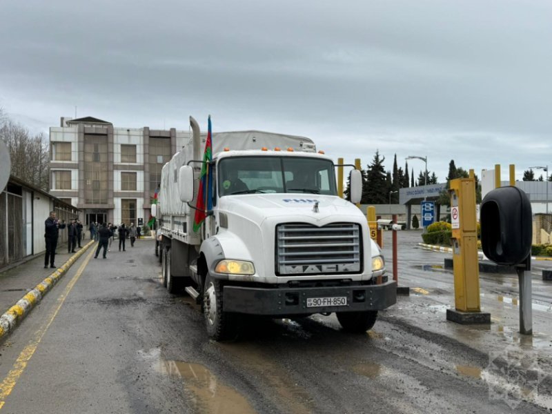 Azərbaycanın İrana göndərdiyi humanitar yardımı daşıyan yük maşınları sərhəddən keçib