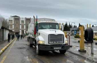 Azərbaycanın İrana göndərdiyi humanitar yardımı daşıyan yük maşınları sərhəddən keçib