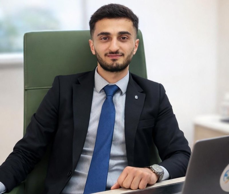 Bir universitet, minlərlə tələbə və onları tanıyan rektor: