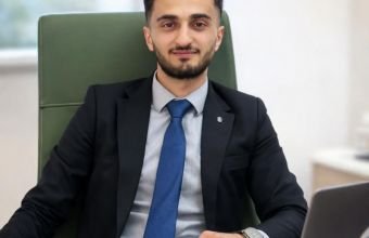 Bir universitet, minlərlə tələbə və onları tanıyan rektor: