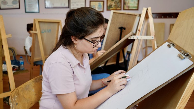 Bu il 1 996 incəsənət müəllimi attestasiyadan keçib