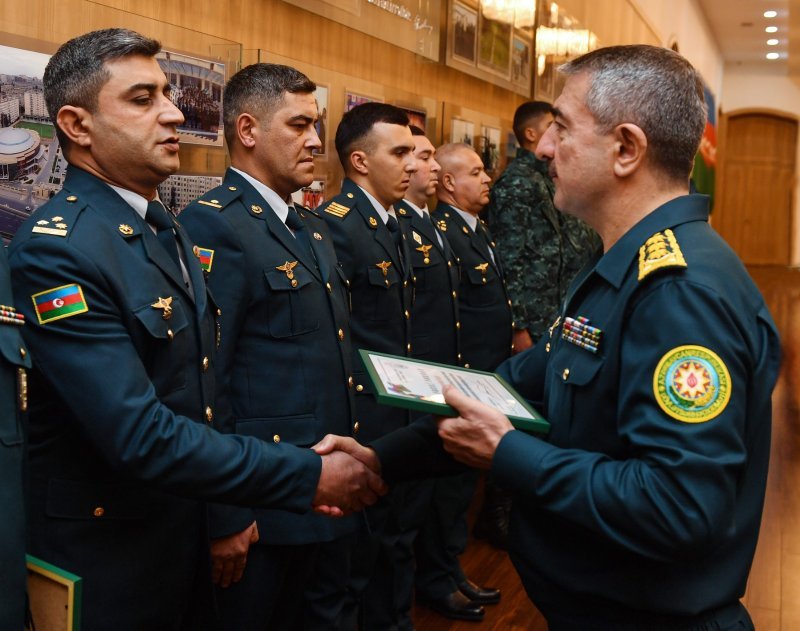 Elçin Quliyev xidməti-döyüş fəaliyyətində fərqlənən hərbi qulluqçuları təltif edib -
