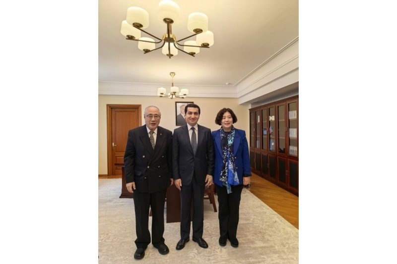 Hikmət Hacıyev Çinin Avropa məsələləri üzrə keçmiş xüsusi nümayəndəsi ilə görüşüb