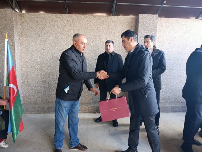 Köç karvanları Ağdərəyə çatıb, mənzillərin açarları təqdim olunub