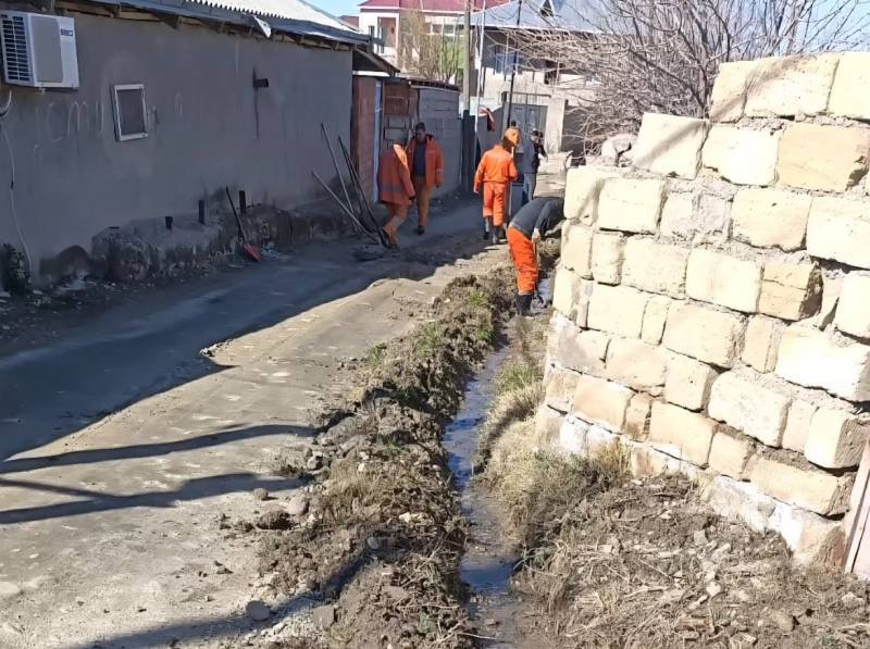 Naxçıvan şəhərində su kanalları və axarlar təmizlənib