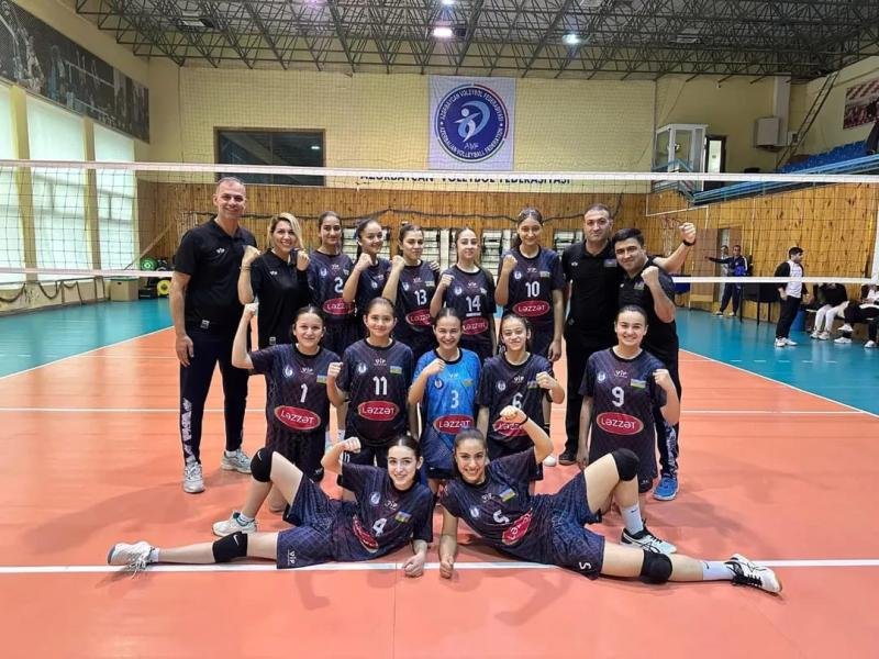 Naxçıvan voleybolçuları mükafatçılar sırasında -