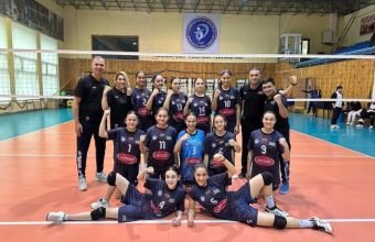 Naxçıvan voleybolçuları mükafatçılar sırasında -