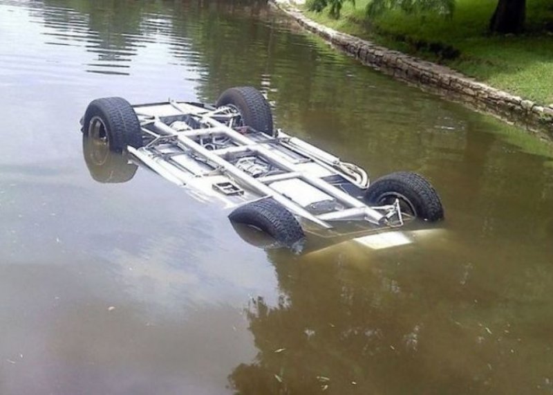 Naxçıvanda avtomobil su kanalına aşıb, xəsarət alanlar var