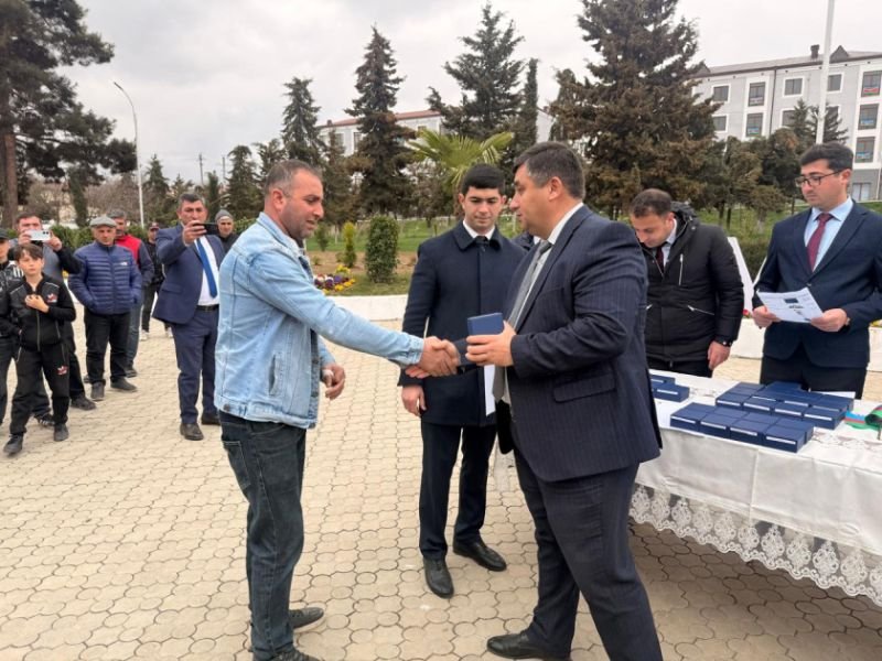 Növbəti köç karvanı Xocavənd şəhərinə çatıb, mənzillərin açarları təqdim olunub -