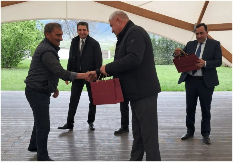 Ağdərənin Aşağı Oratağ kəndinə köçən 6 ailəyə mənzillərinin açarları təqdim olunub