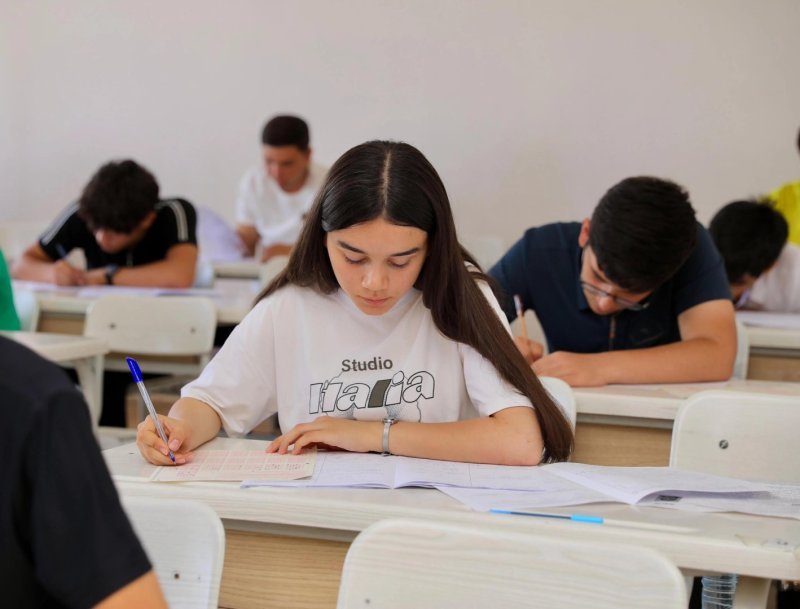 Bu gün 52 mindən çox şagird buraxılış imtahanı verəcək