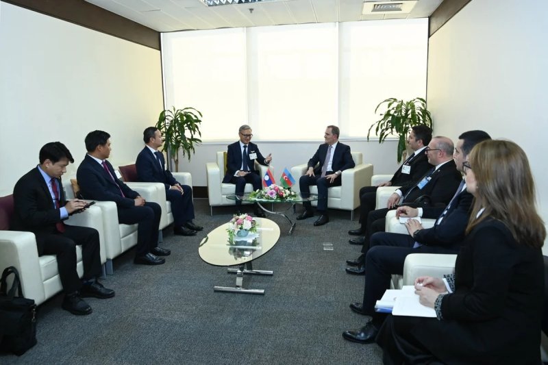 Ceyhun Bayramov Thongsavanh Phomvihane ilə görüşüb