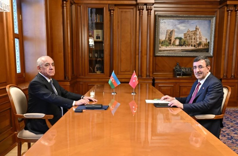 Əli Əsədov Cevdet Yılmazla görüşüb