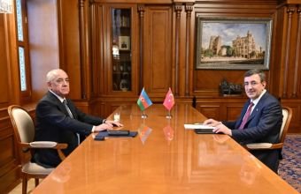 Əli Əsədov Cevdet Yılmazla görüşüb