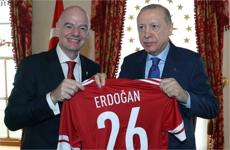 FIFA prezidenti Ərdoğana top və forma hədiyyə edib
