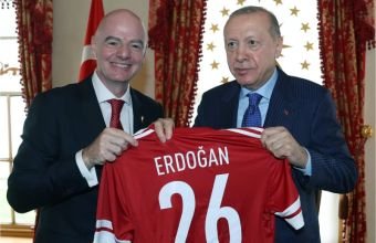 FIFA prezidenti Ərdoğana top və forma hədiyyə edib