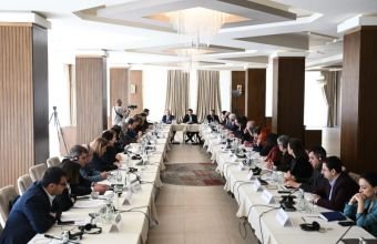 Hikmət Hacıyev Azərbaycan və Ermənistan vətəndaş cəmiyyətlərinin nümayəndələri ilə görüşüb