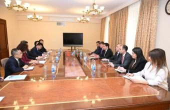 Hikmət Hacıyev çinli nazirlə rəqəmsal sahədə əməkdaşlığı müzakirə edib