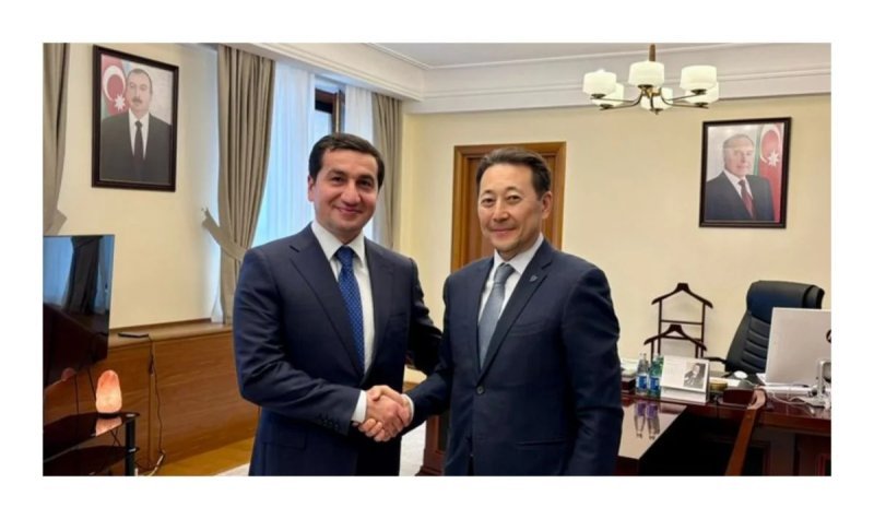 Hikmət Hacıyev Kayrat Sarıbayla görüşüb