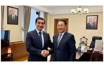 Hikmət Hacıyev Kayrat Sarıbayla görüşüb