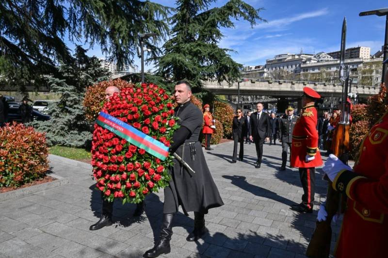 İlham Əliyev Tbilisidə Qəhrəmanlar Memorialını ziyarət edib -