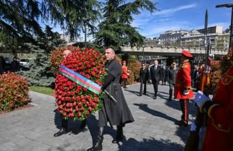 İlham Əliyev Tbilisidə Qəhrəmanlar Memorialını ziyarət edib -