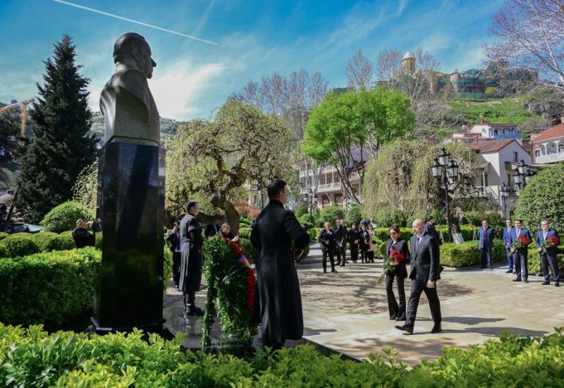 İlham Əliyev Tbilisidə Ümummilli Lider Heydər Əliyevin abidəsini ziyarət edib -