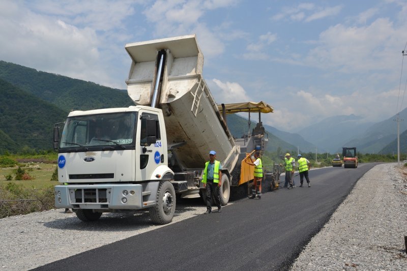 İşğaldan azad edilmiş ərazilərdə 1 400 km-dən çox avtomobil yolu tikilib