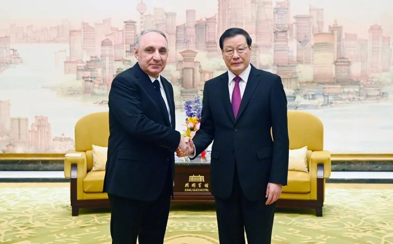 Kamran Əliyev Çinə rəsmi səfərə gedib