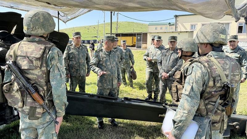 Müdafiə Nazirliyinin rəhbərliyi azad olunmuş ərazilərdə xidmət edən şəxsi heyətlə görüşüb -