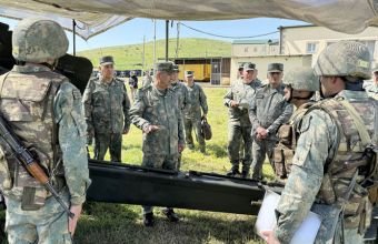 Müdafiə Nazirliyinin rəhbərliyi azad olunmuş ərazilərdə xidmət edən şəxsi heyətlə görüşüb -