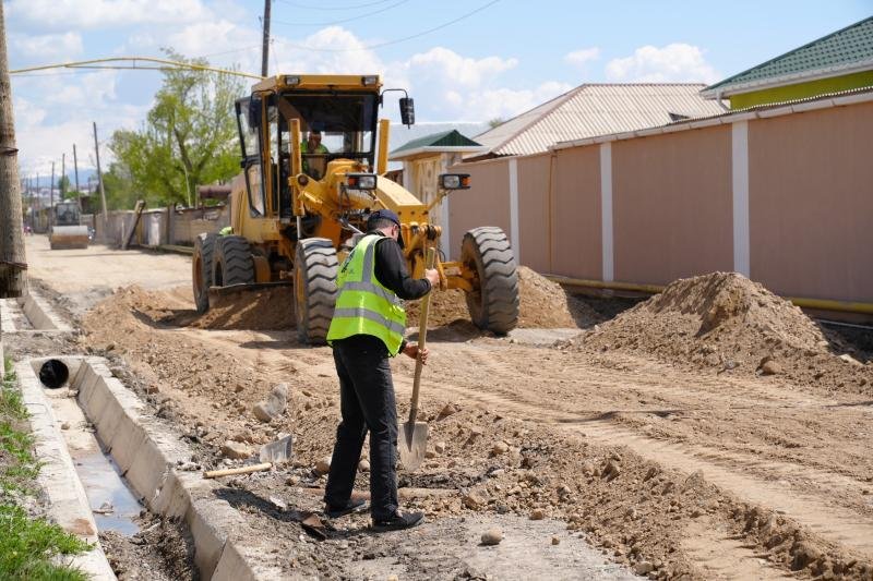 Naxçıvanda 95,6 km-lik avtomobil yolunu əhatə edən əsaslı təmir işləri davam etdirilir -