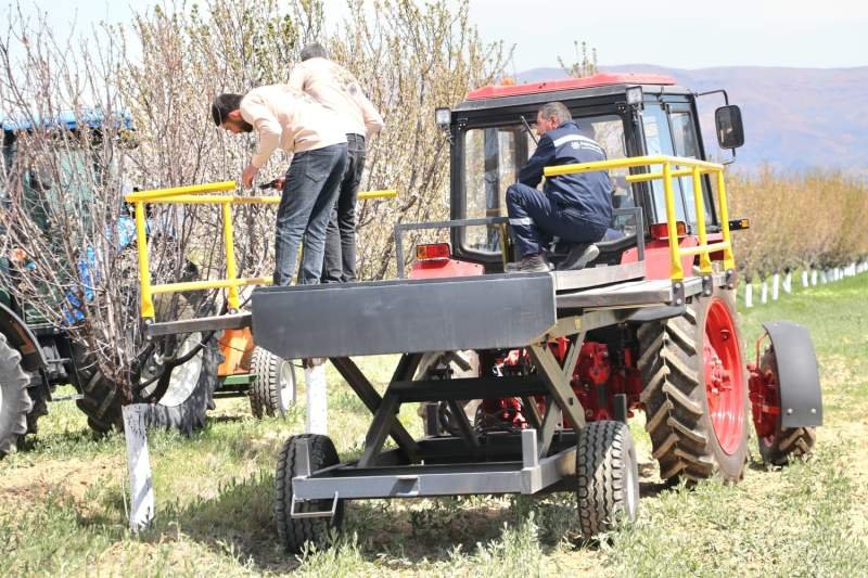 Naxçıvanda kənd təsərrüfatı texnikalarının sərgisi keçirilib -