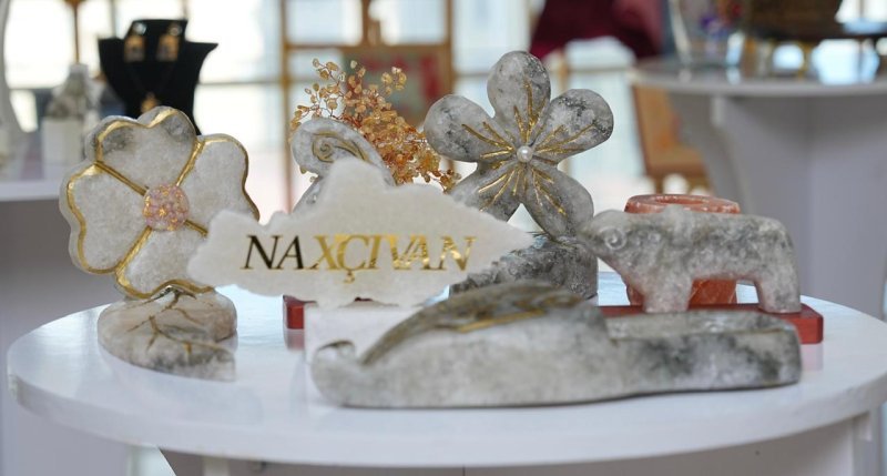 NDU-da dekorativ-tətbiqi sənət nümunələri:  duzdan düzəldilən aksesuarlar