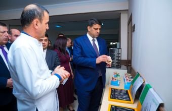 NDU-nun Tibb fakültəsinə yeni laboratoriya avadanlıqları və dərsliklər təqdim edildi -