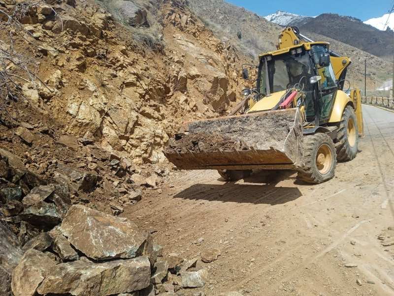 Pəzməri kənd avtomobil yoluna qaya parçaları tökülüb -