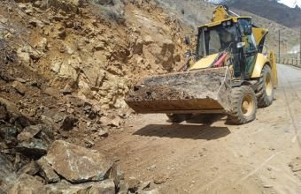 Pəzməri kənd avtomobil yoluna qaya parçaları tökülüb -